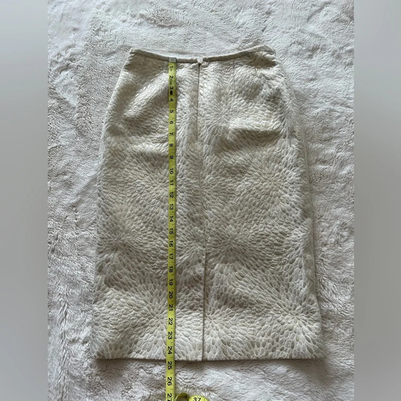 Women’s Vintage Kasper Beautiful Floral Embossed Lined Skirt Cream & Gold size 6 - Picture 2 of 4